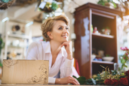 幸福的女人在花店里做梦