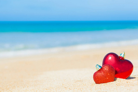 夏天海滩上两颗心的浪漫象征