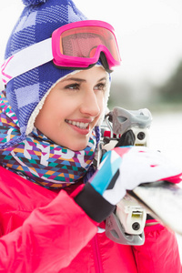 女人携带滑雪板