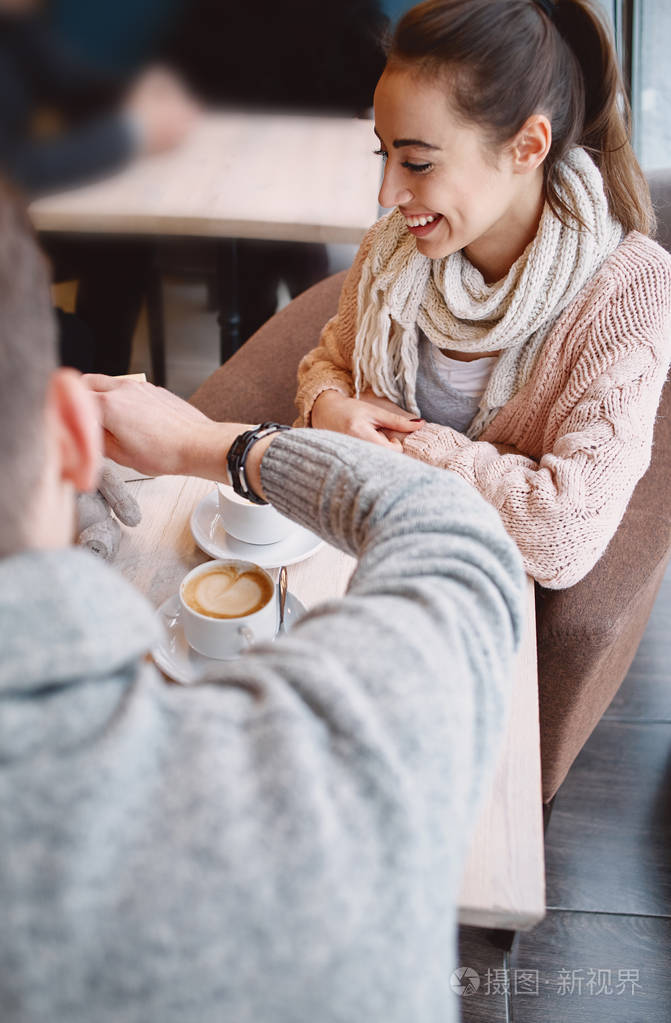 夫妇在情人节那天在咖啡厅约会爱情