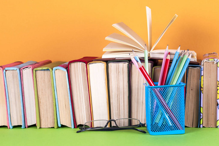 本打开的书,精装类图书归类明亮的彩色背景照片