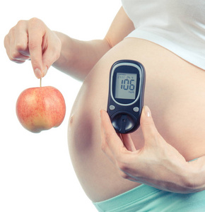 老式的照片，孕妇血糖仪和苹果 糖尿病与怀孕期间的健康营养