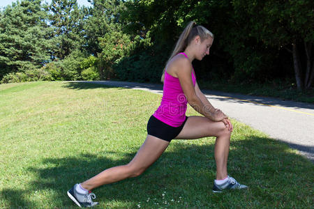 健身妇女跑步前伸展肌肉图片