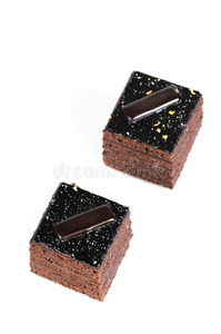 两块白底黑巧克力蛋糕