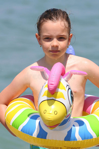 游泳池里的小女孩照片