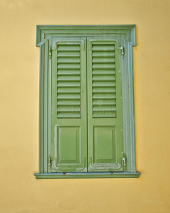 绿色窗户，赭色墙壁