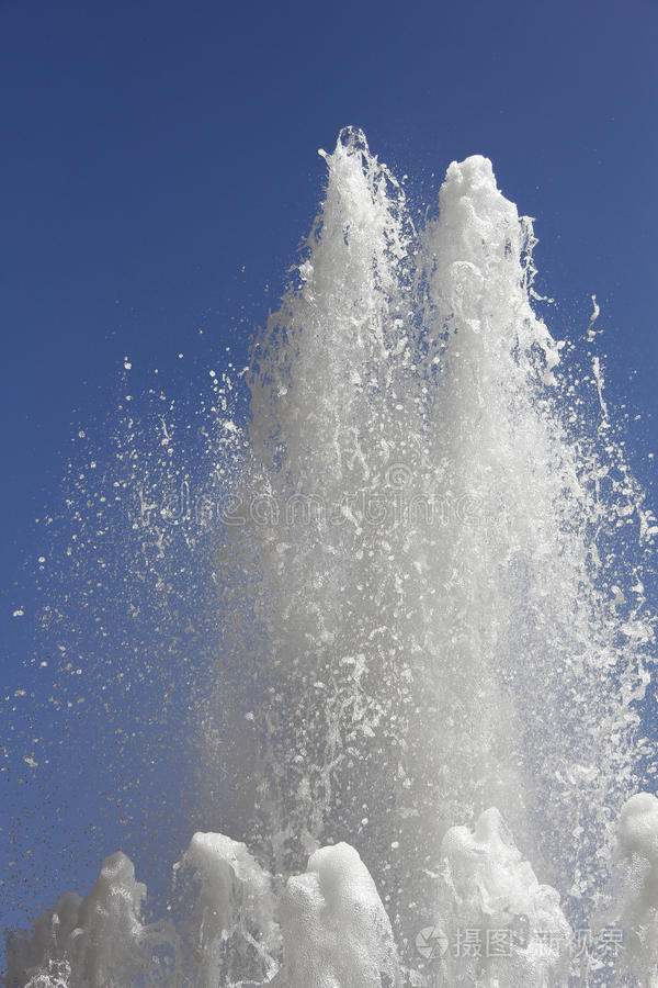 向空中喷水