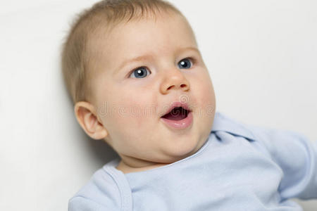 张着嘴的可爱男婴的特写照片。