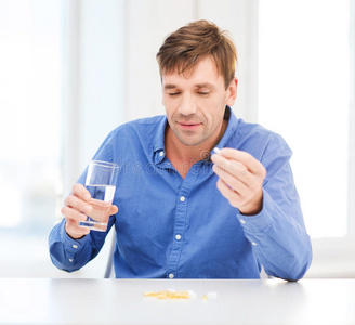 生病中年人病人在家吃药照片