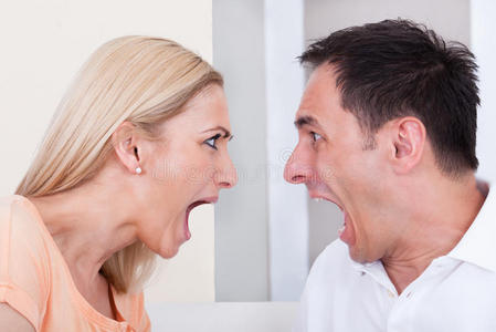 怀孕的女孩阅读粉红色的积极热情拥抱夫妇夫妻俩在床上情侣的矢量剪影