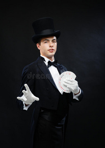 用扑克牌表演魔术的魔术师
