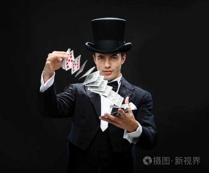 用扑克牌表演魔术的魔术师照片 正版商用图片0wo3b6 摄图新视界 用扑克牌表演魔术的魔术师照片 正版商用图片0wo3b6 摄图新视界