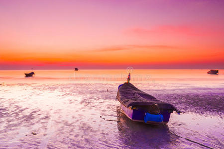 夕阳下的海上小船图片