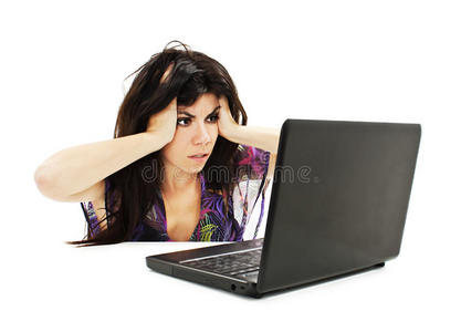 压力很大的年轻女性在笔记本电脑上工作
