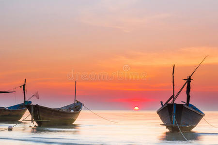 夕阳下的海上小船图片