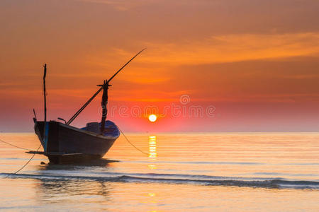 夕阳下的海上小船图片