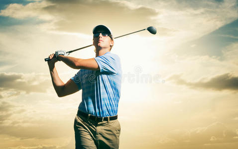 日落时的高尔夫球手