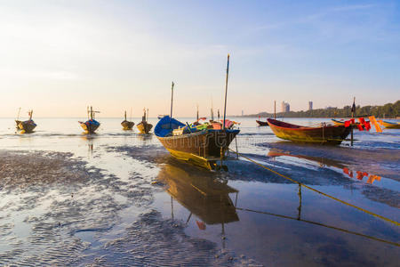 夕阳下的海上小船图片