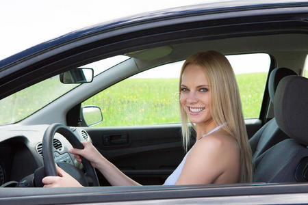 性感的黑发模特美丽的微笑女孩司机开车