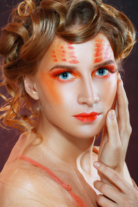 橘色艺术脸蛋的女人