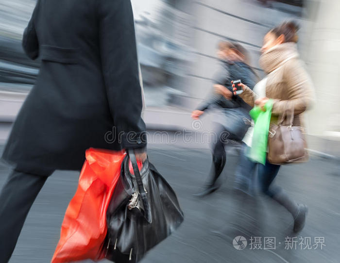 一群匆匆忙忙忙忙的年轻人