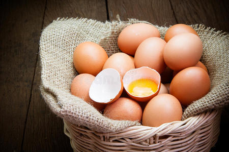 碎鸡蛋和蛋黄