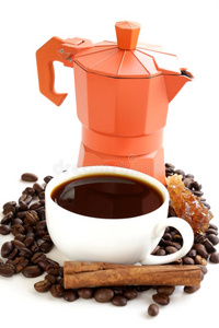咖啡豆和咖啡机的静物生活，一杯浓缩咖啡