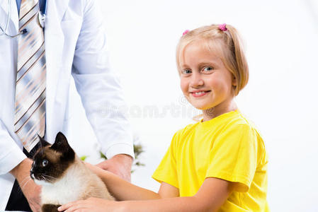 女孩把猫带到兽医那里