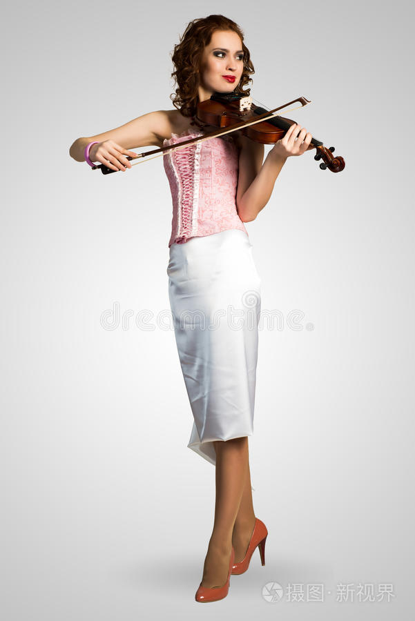 一位年轻迷人的女子，身穿粉红色紧身胸衣，拉着小提琴
