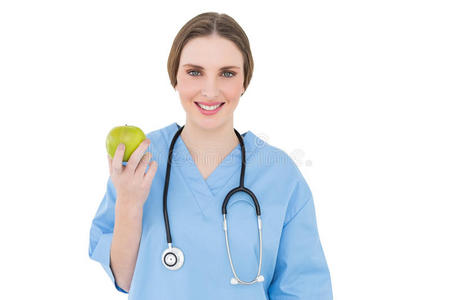 拿着青苹果的年轻女医生