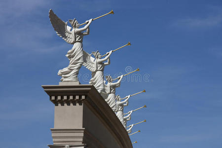 吹响天使雕像的号角似乎是在向天国宣告照片