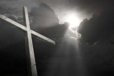 耶稣受难日象征着耶稣受难日的木制十字架褪了色,变成了一场破风暴