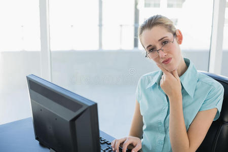 有吸引力的体贴的女商人在她的电脑上工作
