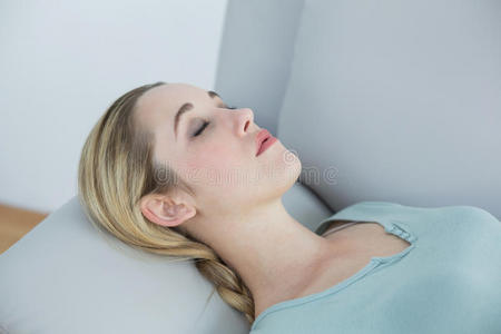 自然安静的女人躺在沙发上睡觉