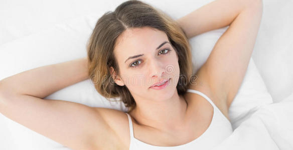 安详的女人看着躺在床上的摄像机