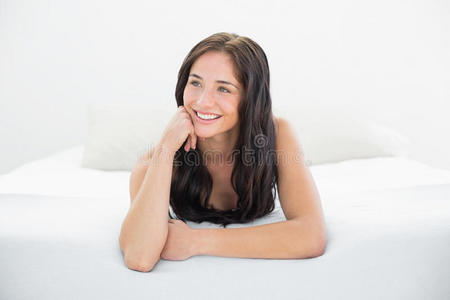 快乐的女人看着床上