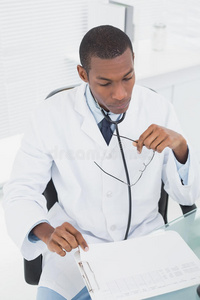 集中精神的医生在医务室读笔记图片