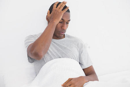 非洲男人在床上头痛
