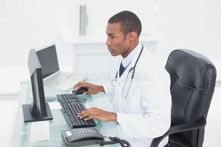 医务室集中使用计算机的医生
