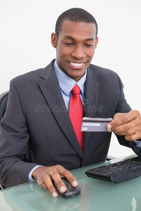 微笑的年轻非洲商人在网上购物