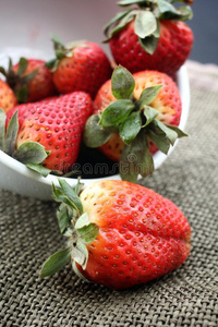 新鲜草莓。