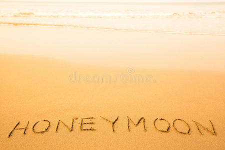 蜜月，沙滩上用沙子写的短信