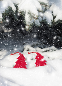 雪地里的红色圣诞树玩具