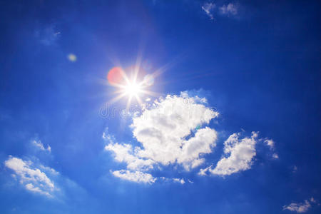 天空中明亮的太阳照片