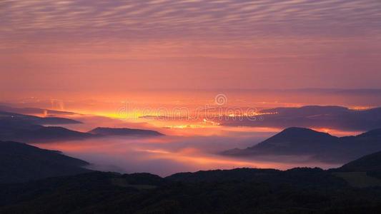 波希米亚工业城的秋日日出。雾蒙蒙的背景使群山峰峦叠嶂。