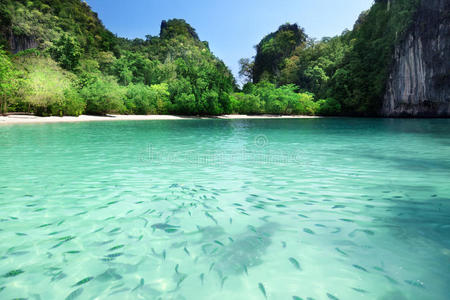 热带泻湖海滩