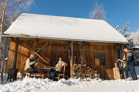 温馨的木屋冬雪人在屋外图片