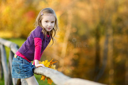 可爱的小女孩在秋日快乐