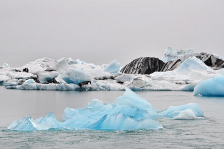 在Jokulsarlon泻湖的蓝色冰山