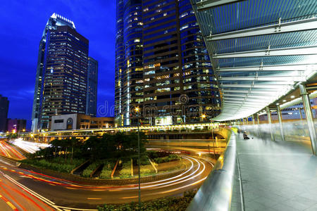 香港现代建筑背景下的光路